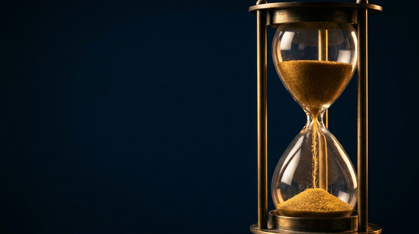 Reloj de arena dorado sobre fondo oscuro